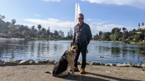 José Gutierrez disfrutaba una caminata en el parque Echo Park. (Jacqueline García/La Opinión)