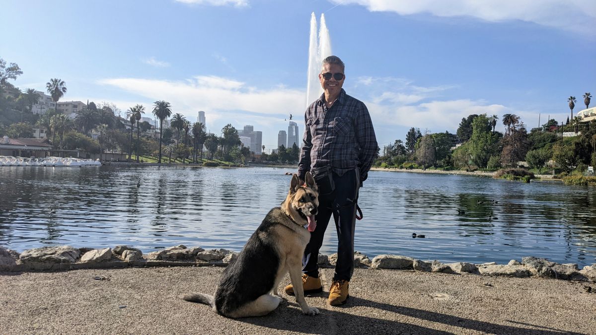 José Gutierrez disfrutaba una caminata en el parque Echo Park. (Jacqueline García/La Opinión) 