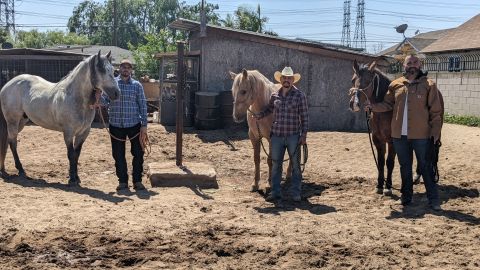 (Izq. a der.) Daniel Zepeda, Héctor Gómez y Rogelio Díaz, fundadores de Connecting Compton. (Jacqueline García/La Opinión)