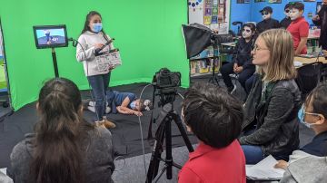 Estudiantes del cuarto grado graban un cortometraje en clase. (Jacqueline García/La Opinión)