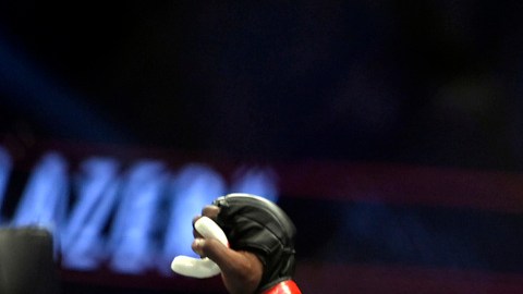 Peleador de la UFC somete a hispano que abrió fuego en un restaurante de sushi en Houston