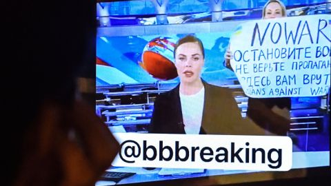 Periodista rusa que mostró un cartel en TV para protestar contra la invasión de Ucrania fue reportada como desaparecida