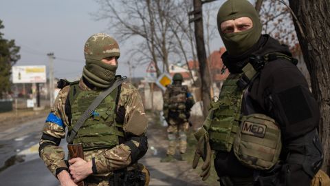 Putin reagrupa sus fuerzas para preparar nueva gran ofensiva desde Donbas, acusó Zelensky, quien pidió más armas a EE.UU.