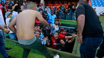 Afición de Querétaro y Afición de Atlas en conato de bronca, durante el partido de la jornada 9 del torneo Grita México Clausura 2022.