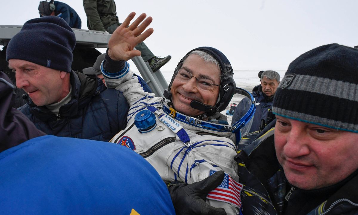 El personal de tierra transporta al astronauta de la NASA Mark Vande Hei después del aterrizaje de la cápsula espacial Soyuz en una misión de 2018.