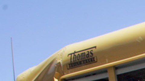 SUV robada choca contra autobús escolar en Los Ángeles y deja 8 heridos incluyendo niños