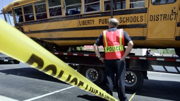 SUV robada choca contra autobús escolar en Los Ángeles y deja 8 heridos incluyendo niños