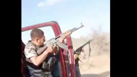 Sicario del CJNG tira celular, hallan videos y mensajes de su jefe.