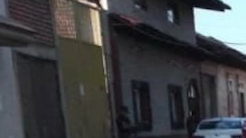 Sicarios del CJNG limpian escena del crimen, tras masacre en Michoacán, México.