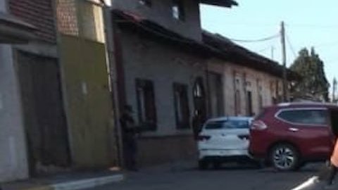 Sicarios del CJNG limpian escena del crimen, tras masacre en Michoacán, México.