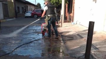 Sicarios del CJNG limpian escena del crimen, tras masacre en Michoacán, México.