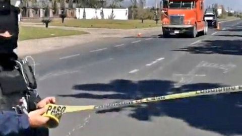 Sicarios ejecutan a conductor de un tráiler en Sinaloa, México.