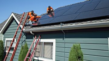 Instalación de paneles solares en Alameda, California.