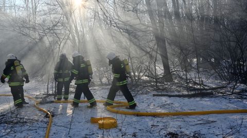 Soldados rusos huyen enfermos por radiación de Chernobyl después de cavar trincheras en bosques contaminados