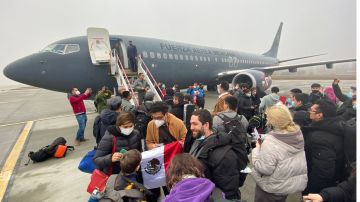Avión militar realiza viaje de regreso a México con 81 personas y un perrito que huyen de Ucrania