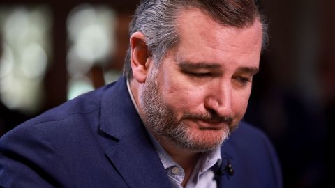 Ted Cruz pierde la cabeza en un aeropuerto y obliga a un oficial a intervenir