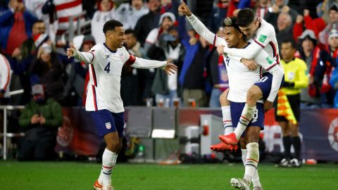 Tyler Adams y Weston Mckennie con la selección de Estados Unidos.