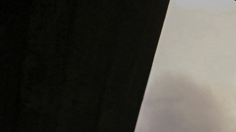 Un milagro, sobrevivientes emergen del teatro ucraniano arrasado, ya que el refugio subterráneo resistió el ataque