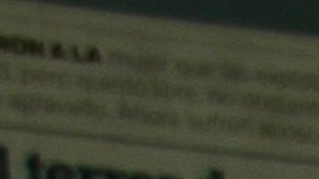 Una de las chicas afiliadas a Brigada callejera muetra el Coronasutra, un manual sobre cómo evitar contagios de covid.