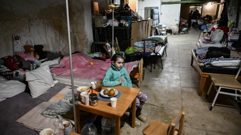 VIDEO 'Muéstrenle esto a Putin', llora doctor desesperado al no poder salvar a una niña de 6 años en Ucrania