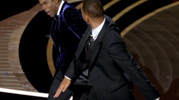 Will Smith golpea a Chris Rock durante transmisión de los Premios OScar 2022.