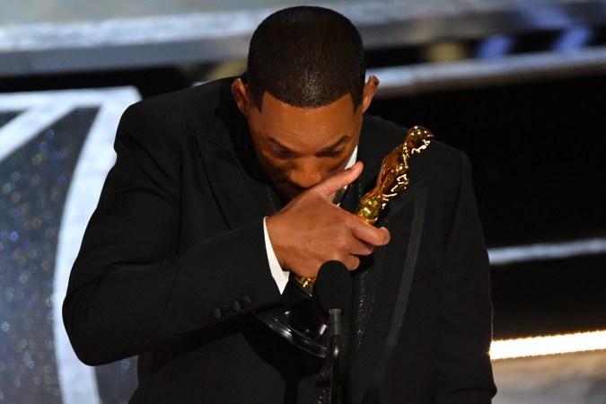 Will Smith llora al recibir el Premio Oscar a Mejor Actor.