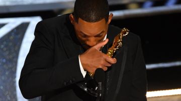 Will Smith llora al recibir el Premio Oscar a Mejor Actor.