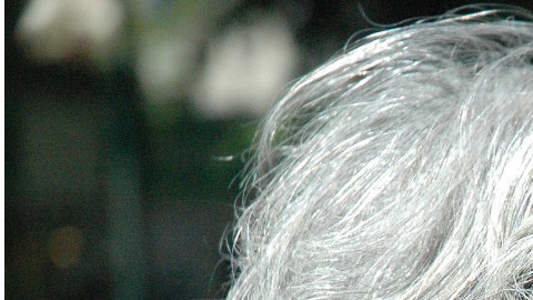 La señora insultó y les hizo señas obscenas a los trabajadores.