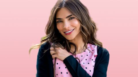 Alejandra Espinoza es la protagonista de 'Corazón Guerrero' de TelevisaUnivision.