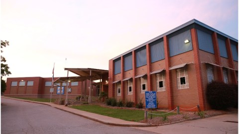 Existe un segundo estudiante que se fue del país. Las autoridades lo esperan para arrestarlo.