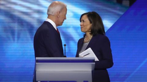 Joe Biden podría ser sustituido por Kama Harris, según la astróloga.