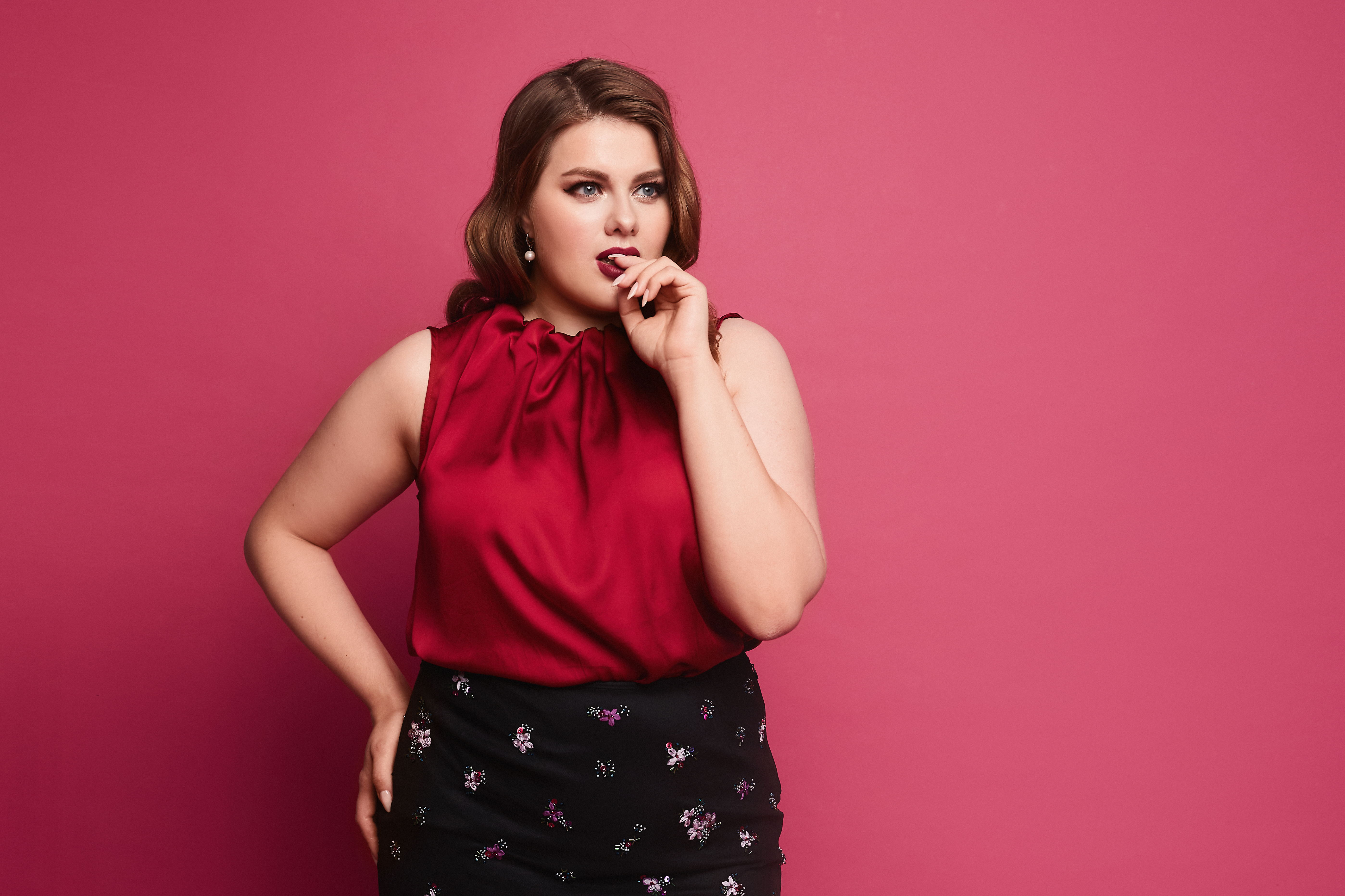 4 blusas plus size casuales para lucir elegante y a la moda - La Opinión