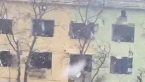 Rusia bombardea hospital materno en Mariúpol