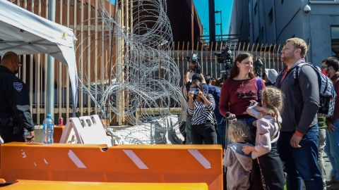 Familias rusas y ucranianas en un campamento improvisado a un costado de la Garita de San Ysidro, en Tijuana.