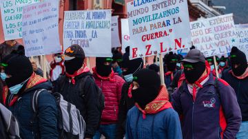 Indígenas y encapuchados marchan en México contra "guerras mundiales" y respaldan a Ucrania