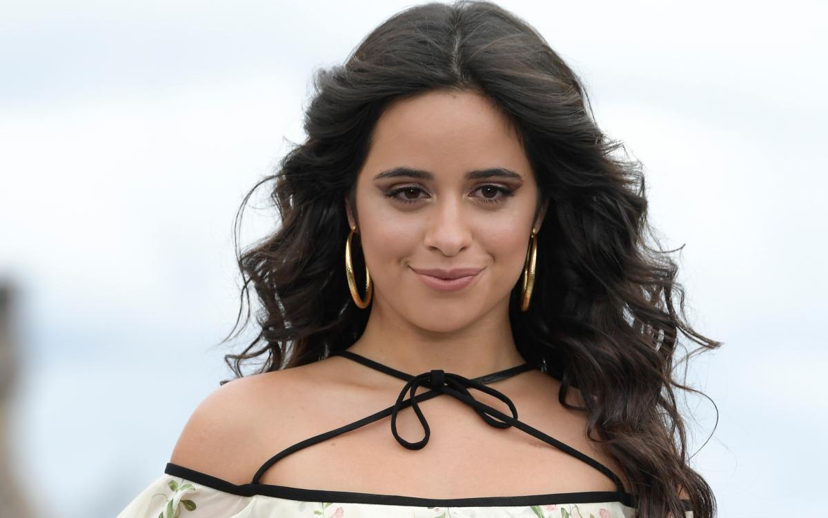 Sin ropa interior, Camila Cabello muestra sus encantos tras mojar su  vestido blanco - La Opinión