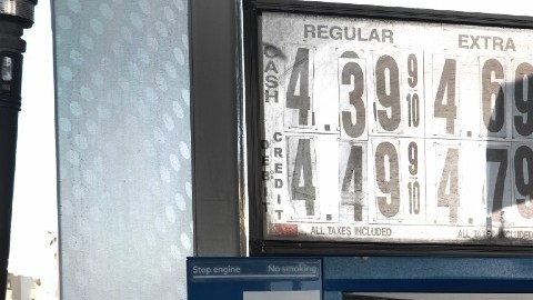 Cheques de estímulo para comprar gasolina: cómo son los proyectos de ley que pretenden esta ayuda federal