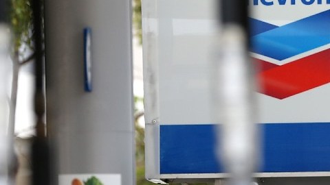 Un grupo de trabajadores sindicalizados de Chevron en California dejan la refinería en la antesala de una huelga, pero son reemplazados