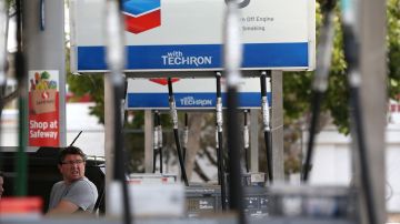 Un grupo de trabajadores sindicalizados de Chevron en California dejan la refinería en la antesala de una huelga, pero son reemplazados