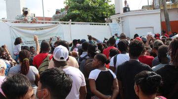 Cientos de extranjeros irrumpen en oficina migratoria del sur de México