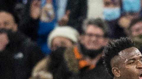 Real Madrid celebra estar arriba en el marcador contra Real Sociedad en La Liga española.