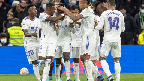 Real Madrid celebra estar arriba en el marcador contra Real Sociedad en La Liga española.