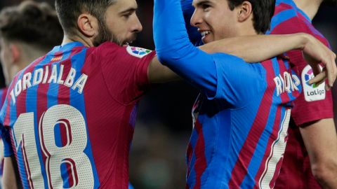 Riqui Puig y Jordi Alba celebran la victoria del Barcelona.