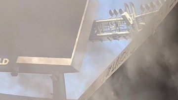 VIDEO: Incendio devora parte del estadio de los Broncos en Denver
