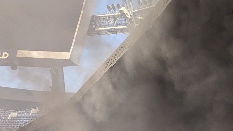 VIDEO: Incendio devora parte del estadio de los Broncos en Denver