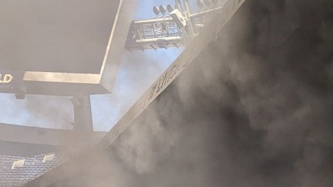 VIDEO: Incendio devora parte del estadio de los Broncos en Denver