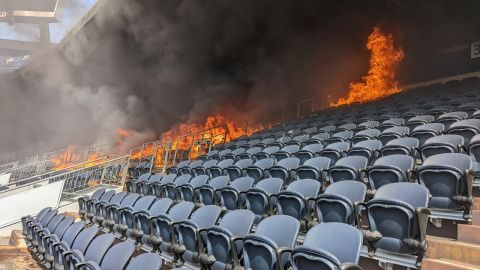 VIDEO: Incendio devora parte del estadio de los Broncos en Denver