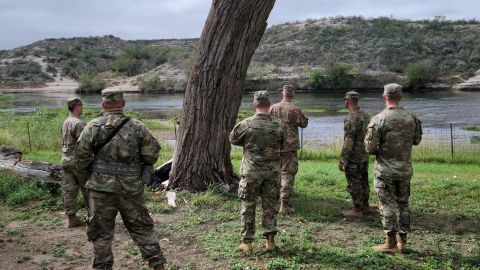 Los militares enviados en la frontera se quejan por las políticas de Texas sobre inmigrantes.