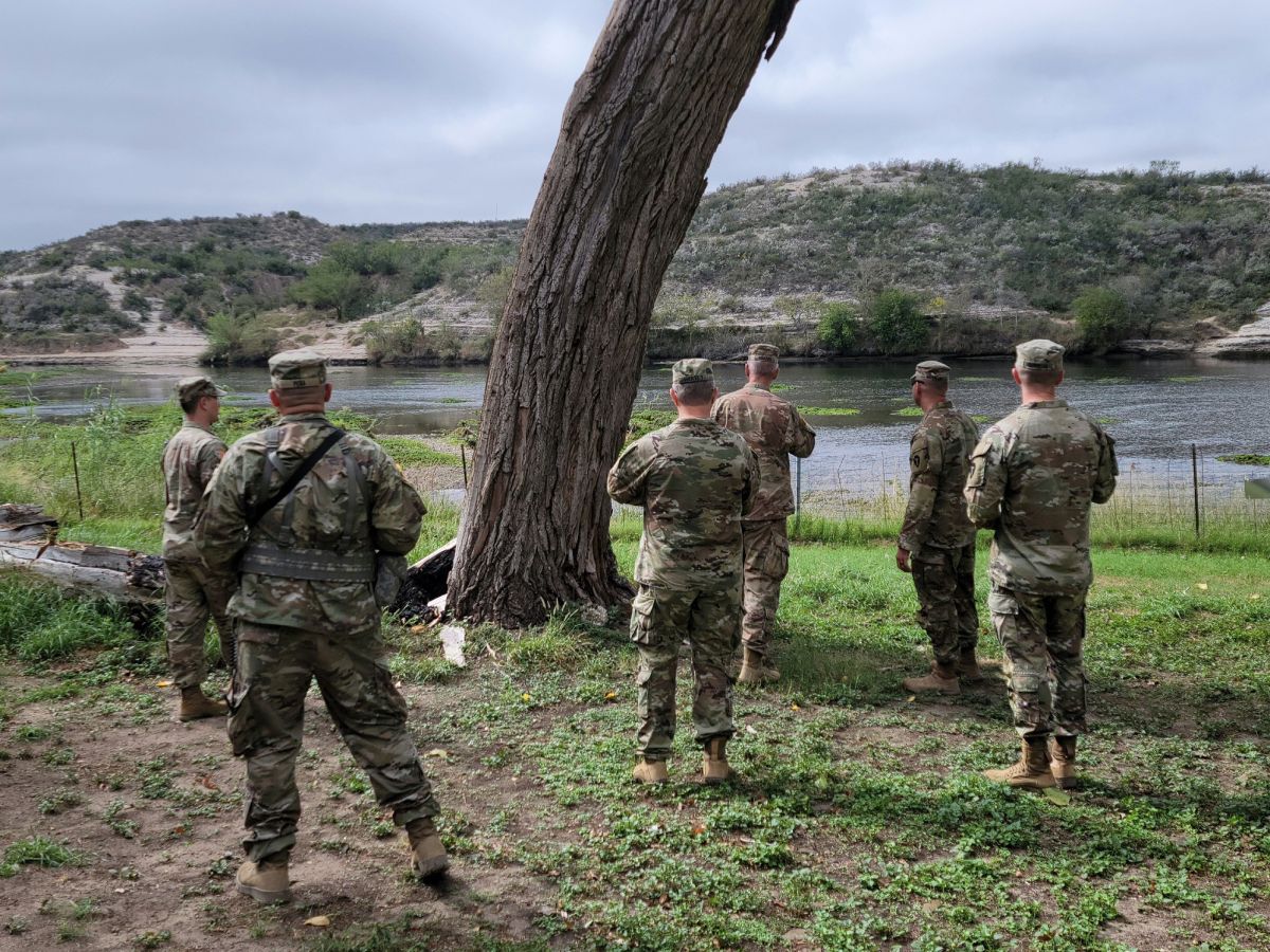 Los militares enviados en la frontera se quejan por las políticas de Texas sobre inmigrantes.