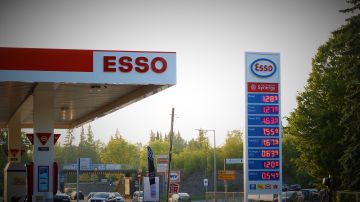 Foto de una estación de gasolina mostrando los precios